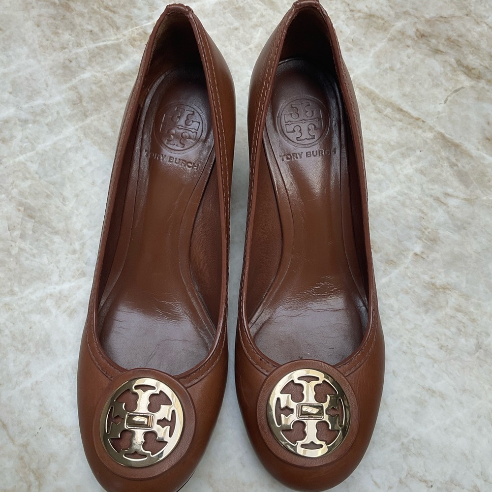 Tory Burch gold tone logo leather pumps Size 8. Saddle color.